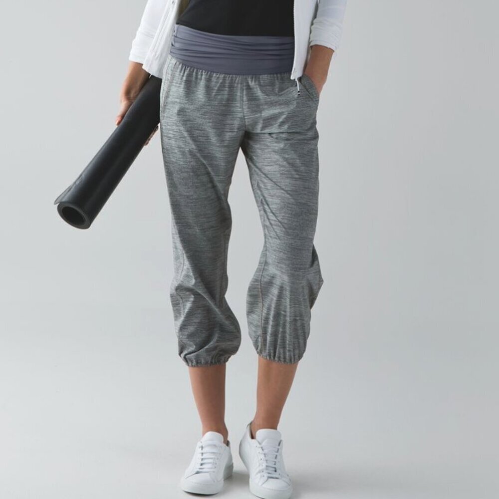 Lululemon Om Lightweight Yoga Loose Pants in Heathered Slate Grey, size 6